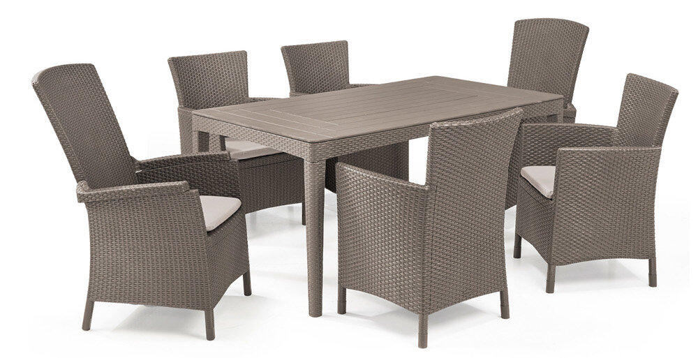 Zestaw mebli ogrodowych składający się z prostokątnego stołu i sześciu krzeseł z podłokietnikami, wykonanych z materiału imitującego rattan w kolorze cappuccino.