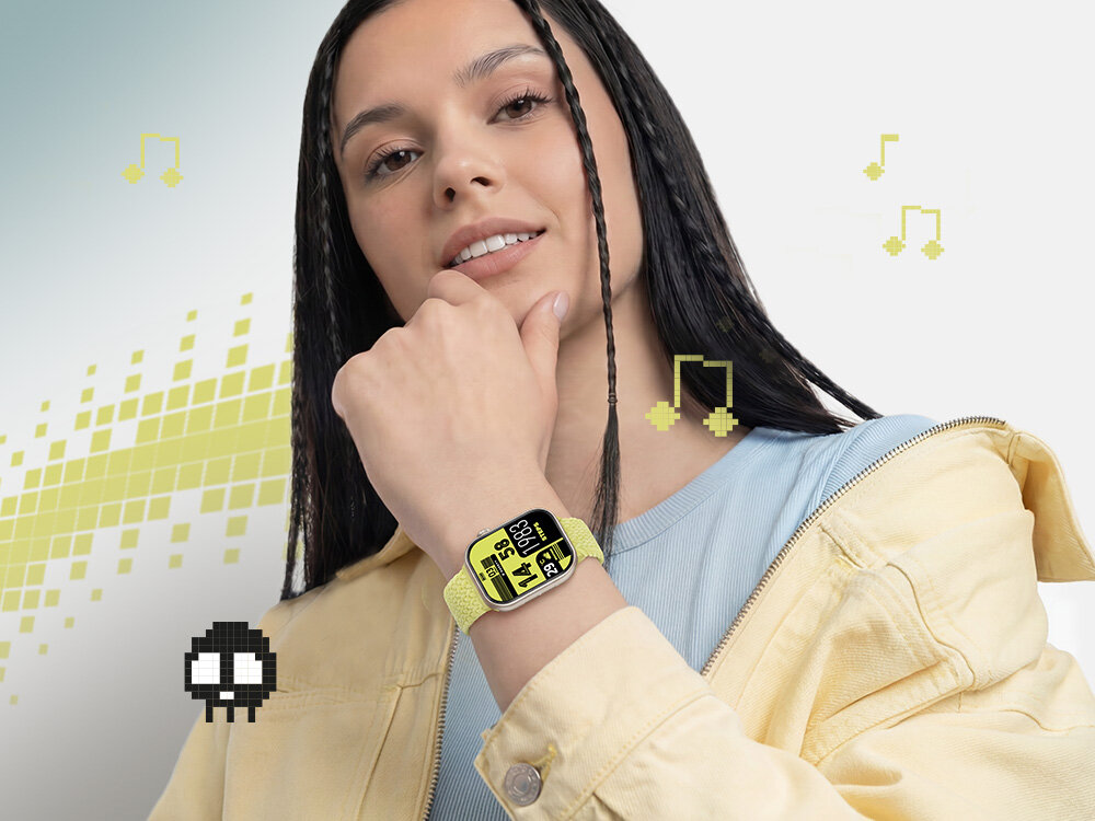 Osoba prezentuje smartwatch na nadgarstku, z wyświetlaczem pokazującym godzinę 14:38 i datę 25. Na obrazie znajdują się także pikselowe elementy graficzne, takie jak nutki i postać przypominająca ducha.