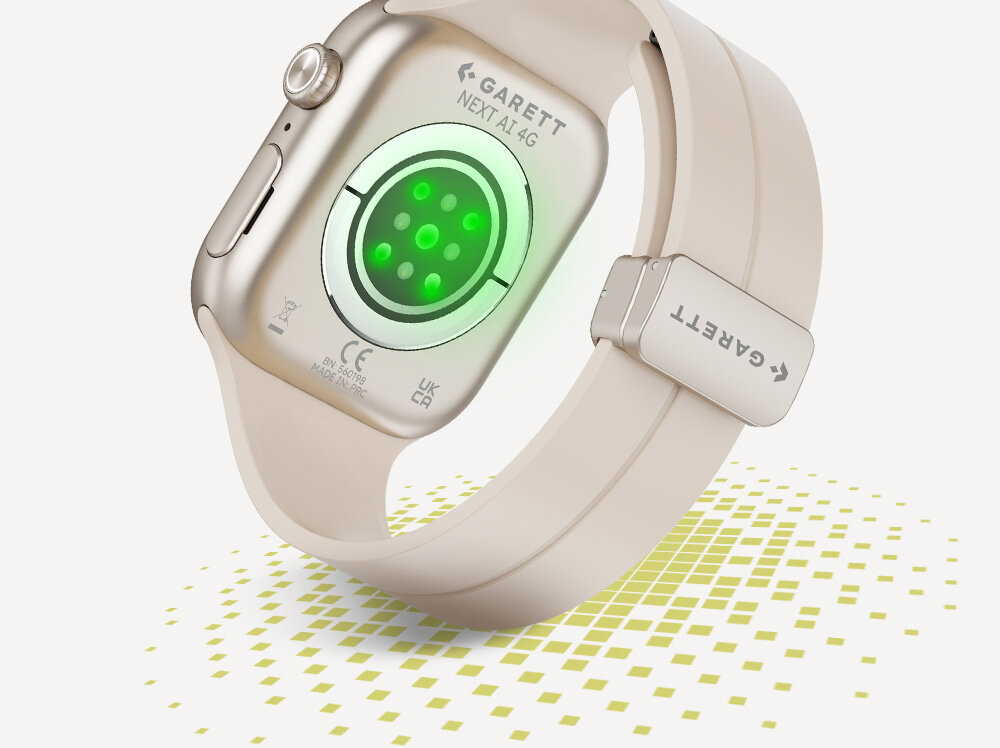 Smartwatch z jasnym paskiem i metalową kopertą, na której widnieje napis \'GARETT NEXT AI 4G\'. Na spodzie zegarka znajduje się okrągły czujnik emitujący zielone światło.