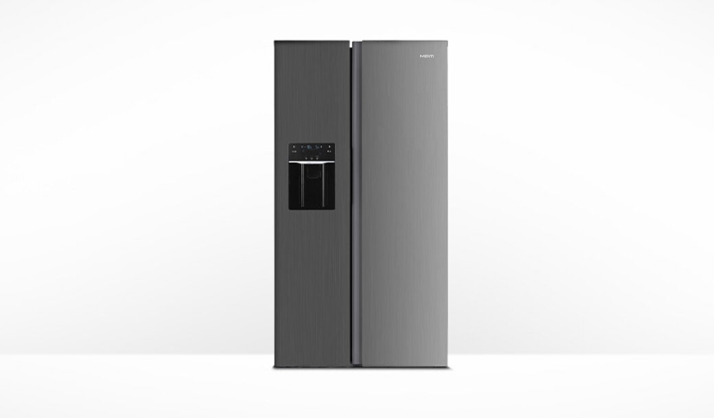 Lodówka dwudrzwiowa w kolorze inox z wbudowanym panelem sterowania i dystrybutorem wody na jednym z drzwi. Na drzwiach widoczne jest logo \'MPM\'.