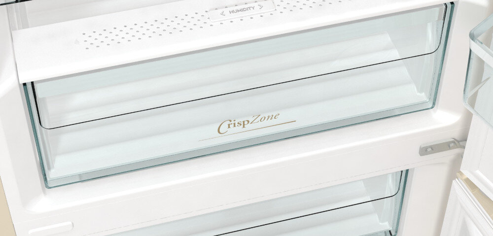 Wnętrze lodówki z widoczną szufladą oznaczoną napisem \'CrispZone\'. Nad szufladą znajduje się panel z napisem \'HUMIDITY\'.
