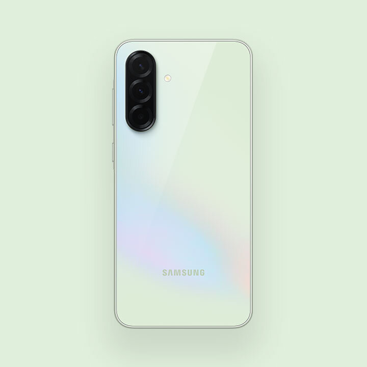 Na obrazie widoczny jest tył smartfona z trzema pionowo ułożonymi aparatami i napisem \'SAMSUNG\'. Obudowa ma jasny, opalizujący kolor.