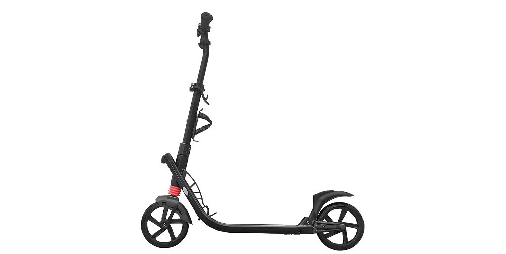 Czarna hulajnoga z dużymi kołami i amortyzatorem z przodu. Posiada składany mechanizm kierownicy i stopkę.