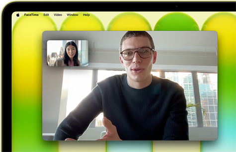 Na ekranie laptopa widać dwie osoby podczas wideorozmowy. W tle widoczny jest interfejs aplikacji FaceTime z menu u góry ekranu.