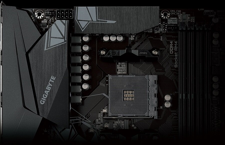 Obraz przedstawia płytę główną z widocznym logo GIGABYTE. Na płycie znajdują się oznaczenia DDR4 i Socket AM4.