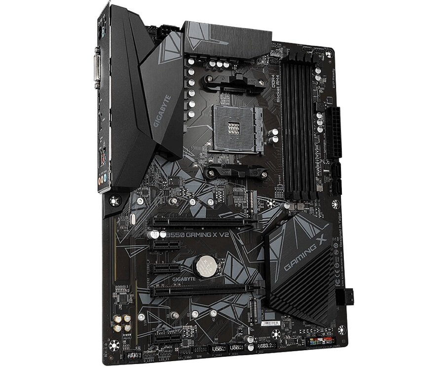 Czarna płyta główna z oznaczeniami \'GIGABYTE\' i \'B550 GAMING X V2\'. Widoczne są różne złącza i komponenty elektroniczne.