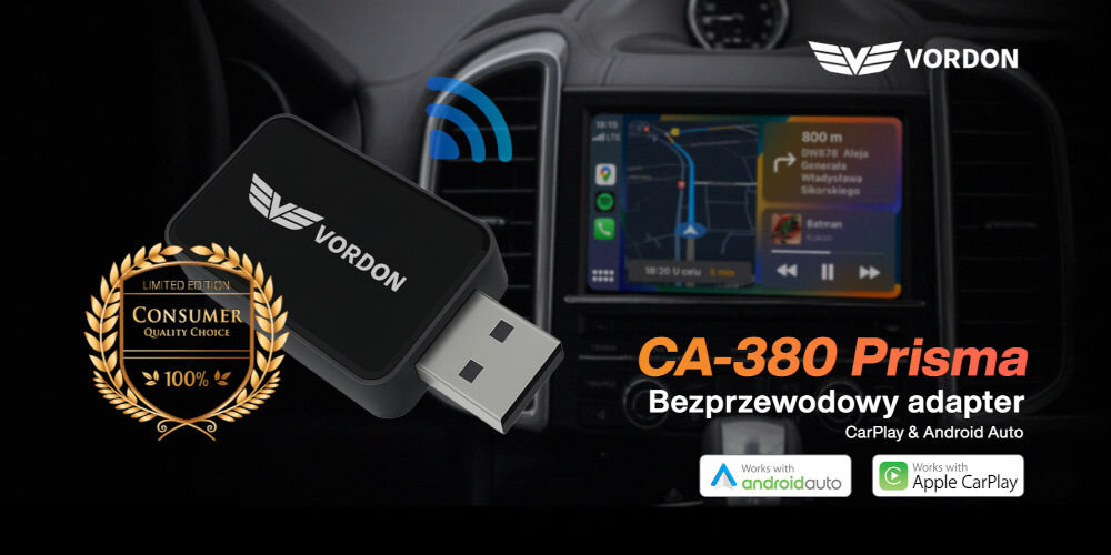 Obraz przedstawia adapter USB z logo VORDON, obok którego znajduje się ekran nawigacji samochodowej. Na obrazie widnieje tekst: \'CA-380 Prisma Bezprzewodowy adapter CarPlay & Android Auto\' oraz \'Works with Android Auto\' i \'Works with Apple CarPlay\'.
