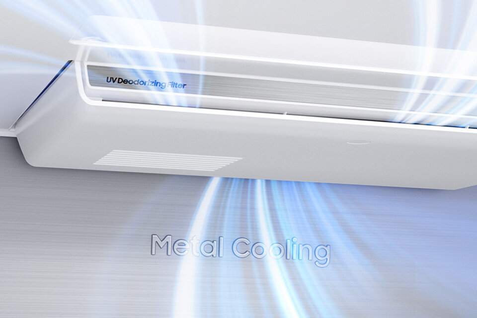 lodówka rm90f67cecef z filtrem dezodoryzującym Obraz przedstawia biały element z napisem \'UV Deodorizing Filter\', z którego wydobywają się niebieskie linie symbolizujące chłodzenie. Na dole widoczny jest napis \'Metal Cooling\'.