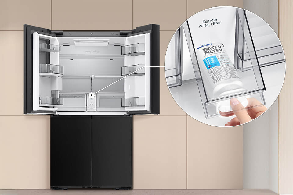rm90f67cecef filtr wody Otwarta lodówka z czterema drzwiami, z widocznymi półkami i szufladami. W powiększeniu pokazany jest filtr wody z napisem \'SAMSUNG WATER FILTER\'.
