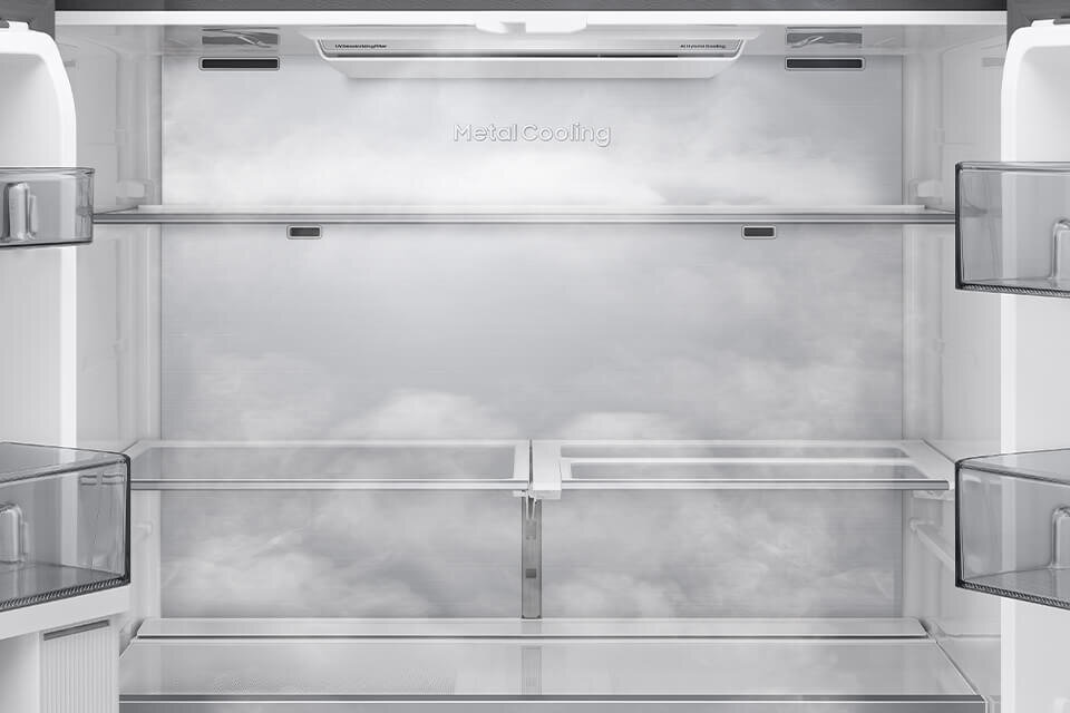 lodówka rm90f67cecef z metal cooling Wnętrze lodówki z półkami i szufladami, na tylnej ścianie widoczny napis \'Metal Cooling\'.