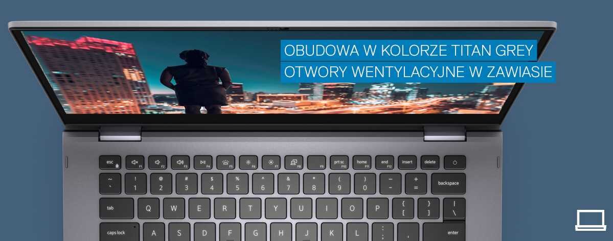 Laptop z otwartym ekranem, na którym widoczny jest obraz miasta nocą. Na ekranie znajduje się tekst: \'OBUDOWA W KOLORZE TITAN GREY OTWORY WENTYLACYJNE W ZAWIASIE\'.