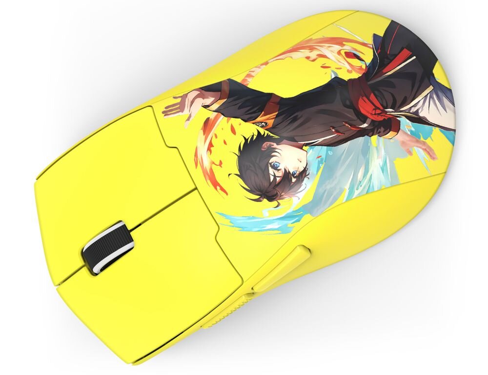 Żółta mysz komputerowa z nadrukiem postaci z anime w dynamicznej pozie, otoczonej kolorowymi efektami graficznymi. Mysz posiada czarny przycisk z białym elementem na rolce przewijania.