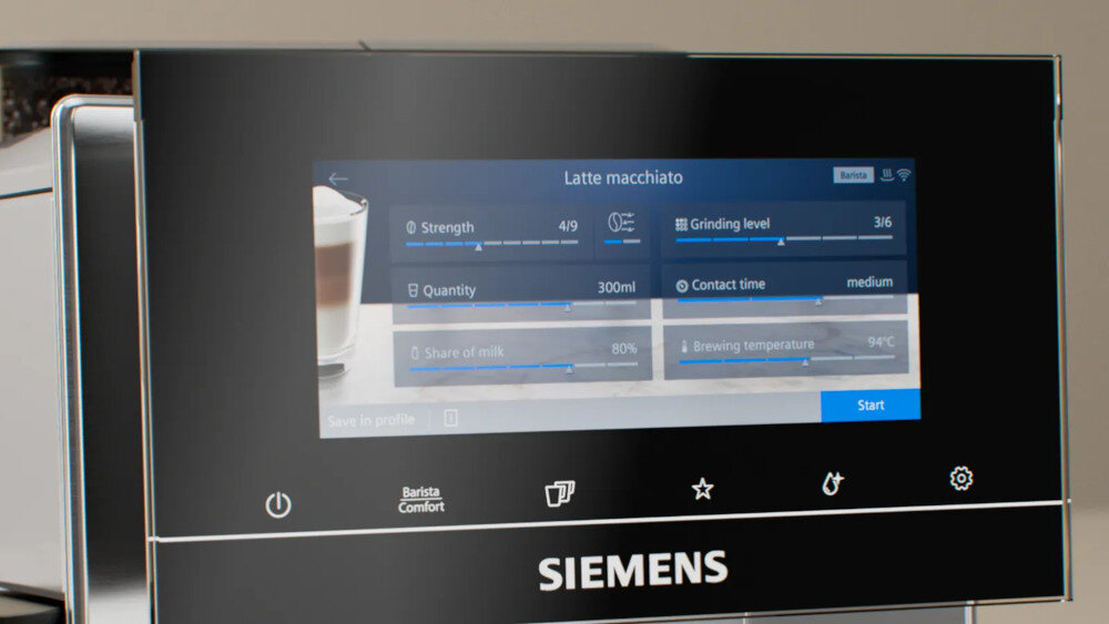 Panel sterowania ekspresu do kawy z wyświetlaczem pokazującym ustawienia dla \'Latte macchiato\', w tym siłę, ilość, poziom mielenia i temperaturę. Widoczne jest logo \'SIEMENS\' oraz kilka ikon funkcyjnych poniżej ekranu.