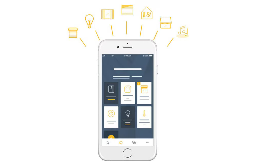 Na obrazie widoczny jest smartfon z aplikacją na ekranie, przedstawiającą różne ikony związane z inteligentnym domem. Wokół telefonu znajdują się żółte ikony symbolizujące różne funkcje, takie jak oświetlenie, muzyka i temperatura.