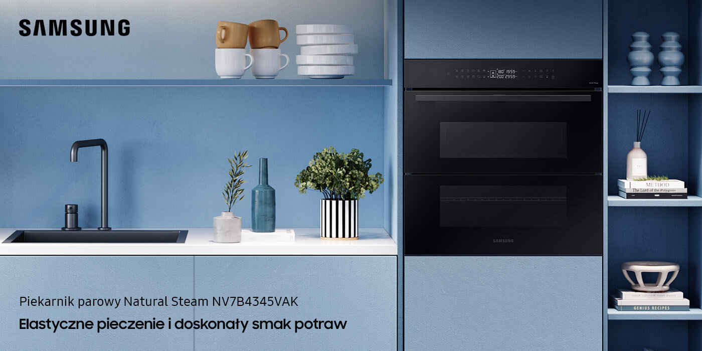 Na zdjęciu przedstawiony jest piekarnik parowy Samsung Natural Steam NV7B4345VAK. Urządzenie, które zostało wstawione do błękitnej kuchni, kupisz w sklepach Media Expert. Kuchnia z niebieskimi szafkami, czarnym zlewem i piekarnikiem w zabudowie. Widoczny tekst: \'Piekarnik parowy Natural Steam NV7B4345VAK Elastyczne pieczenie i doskonały smak potraw\'.