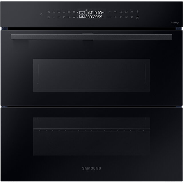 Czarny piekarnik z dwoma komorami i panelem dotykowym z wyświetlaczem pokazującym temperaturę i czas. Na froncie widoczne jest logo \'SAMSUNG\'.