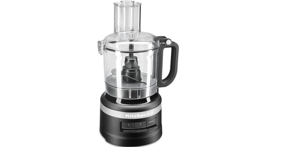 Czarny malakser z przezroczystą misą i uchwytem, na podstawie widoczne logo \'KitchenAid\'. Urządzenie posiada przyciski sterujące na przedniej części podstawy.