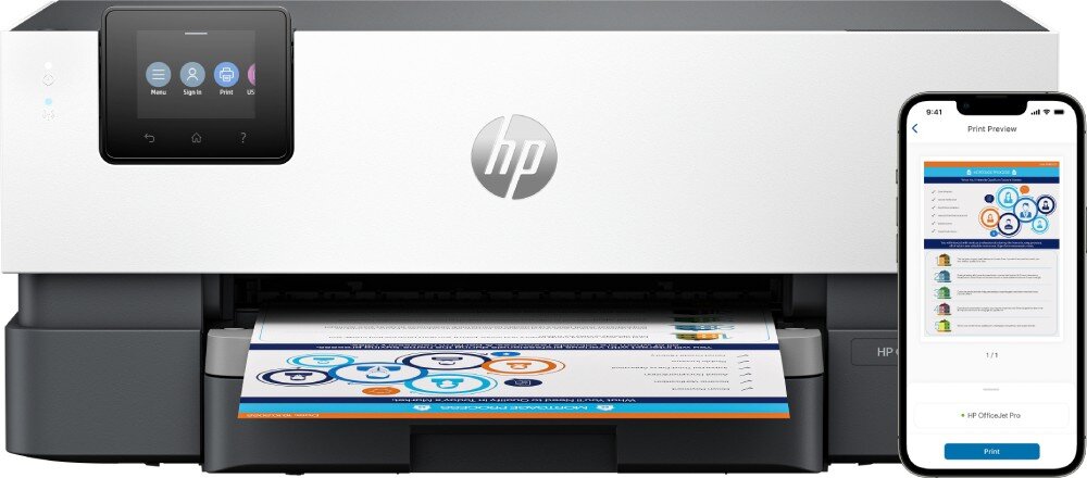 Na obrazie widoczna jest drukarka z logo HP, z której wysuwa się kolorowy dokument. Obok drukarki znajduje się smartfon z aplikacją pokazującą podgląd wydruku.