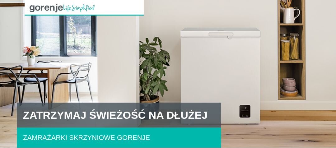 Na obrazie znajduje się biała zamrażarka skrzyniowa w jasnym wnętrzu z rośliną obok. Widoczny jest tekst: \'ZATRZYMAJ ŚWIEŻOŚĆ NA DŁUŻEJ ZAMRAŻARKI SKRZYNIOWE GORENJE\'.
