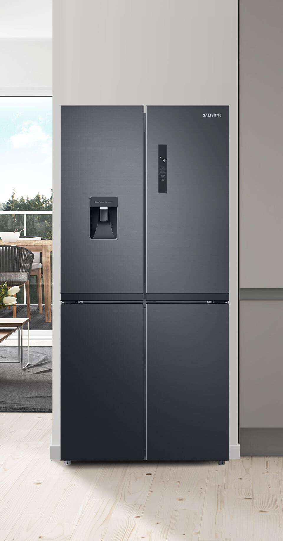 Lodówka Samsung Multidoor RF48A401EB4 z oferty sklepów Media Expert - podsumowanie cech Grafitowa lodówka z podajnikiem wody i logo \'SAMSUNG\' na drzwiach, ustawiona w nowoczesnym wnętrzu z widokiem na taras.