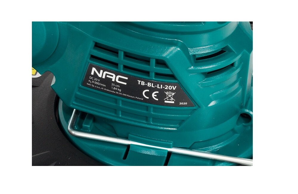 Zbliżenie na zieloną obudowę urządzenia z widoczną etykietą zawierającą tekst: \'NAC TB-BL-LI-20V DC 20V 25 cm n0 9,000/min 1.54 kg NAC Sp. z o.o. All Rights Reserved, 02-299 Raszyn Poland CE 2020\'.