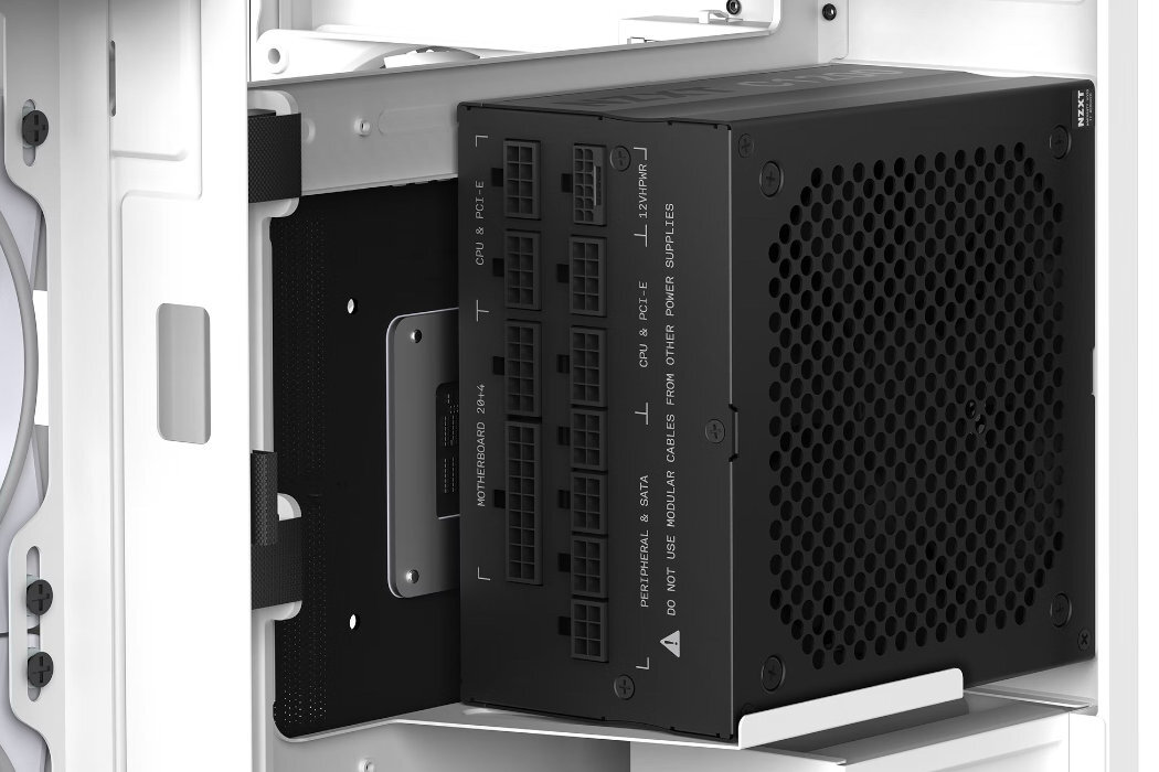 Czarny zasilacz komputerowy zamontowany w białej obudowie, z widocznymi portami i oznaczeniami takimi jak \'MOTHERBOARD\', \'CPU\', \'PCI-E\', \'PERIPHERAL & SATA\'.