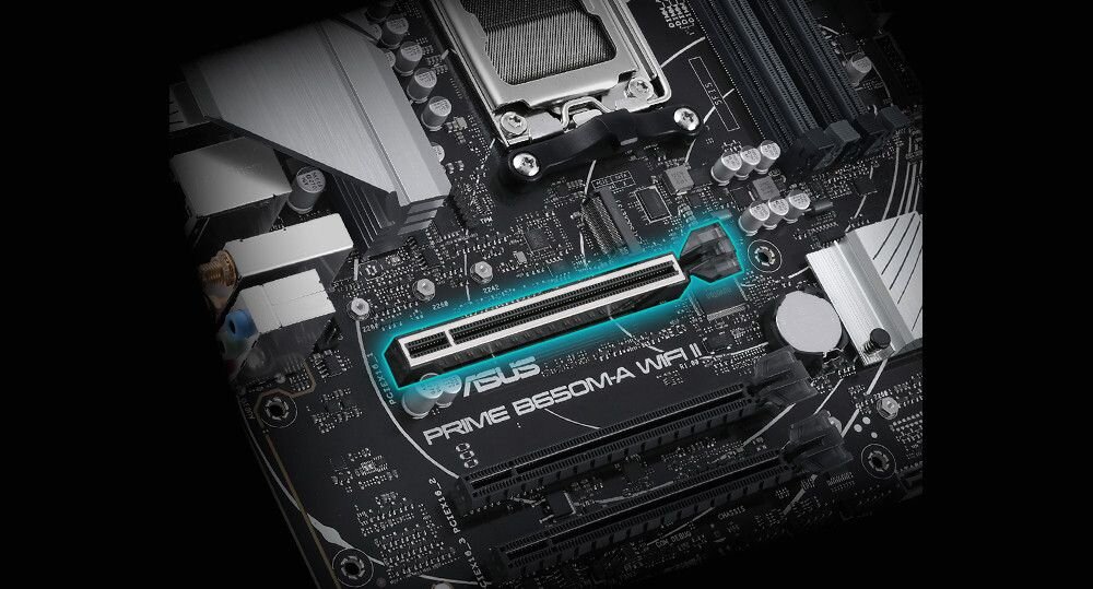 Zdjęcie przedstawia fragment płyty głównej z widocznym gniazdem PCIe, na którym znajduje się podświetlony napis \'ASUS Prime B650M-A WiFi II\'.