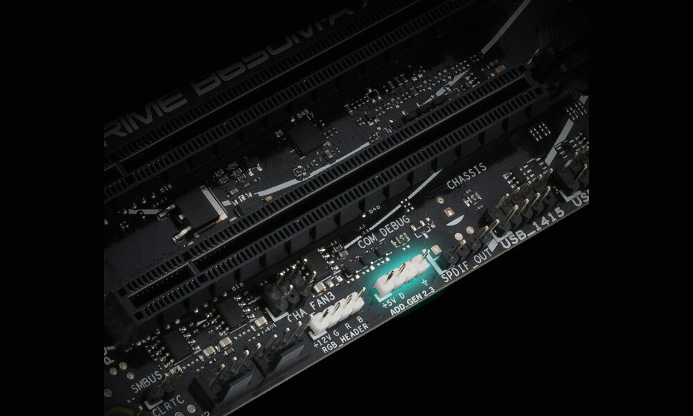 Zbliżenie na fragment płyty głównej z widocznymi złączami i oznaczeniami takimi jak \'COM_DEBUG\', \'CHASSIS\', \'FAN3\', \'ADD GEN 2\'.