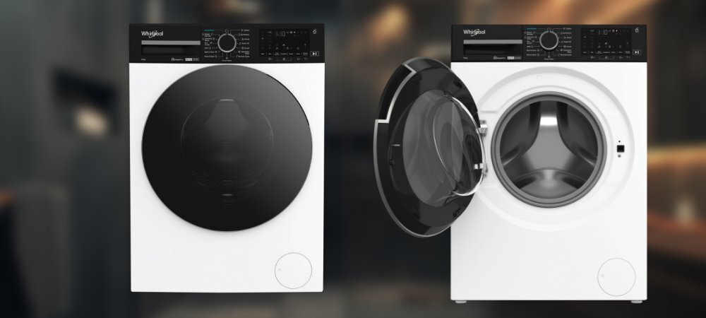 Dwa widoki pralki z czarnym panelem sterowania i białym korpusem; po lewej zamknięta, po prawej otwarta. Logo \'Whirlpool\' widoczne na panelu sterowania.