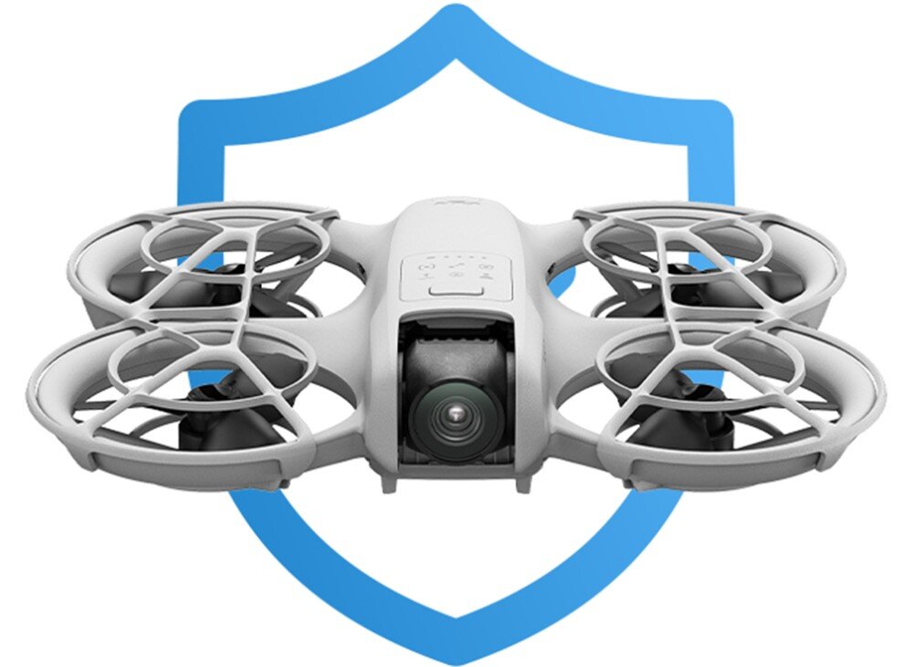 Na obrazie widoczny jest dron z kamerą, umieszczony na tle niebieskiego symbolu tarczy. Dron ma cztery osłonięte śmigła i jest koloru białego.