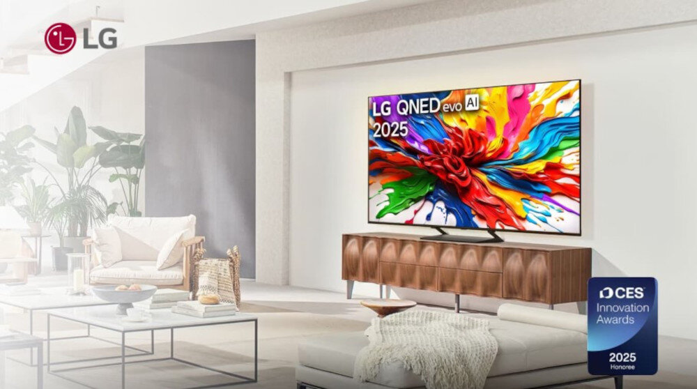 W salonie na ścianie wisi telewizor z kolorowym wyświetlaczem, obok którego widnieje napis \'LG QNED evo AI 2025\'. W prawym dolnym rogu znajduje się logo \'CES Innovation Awards 2025 Honoree\'.