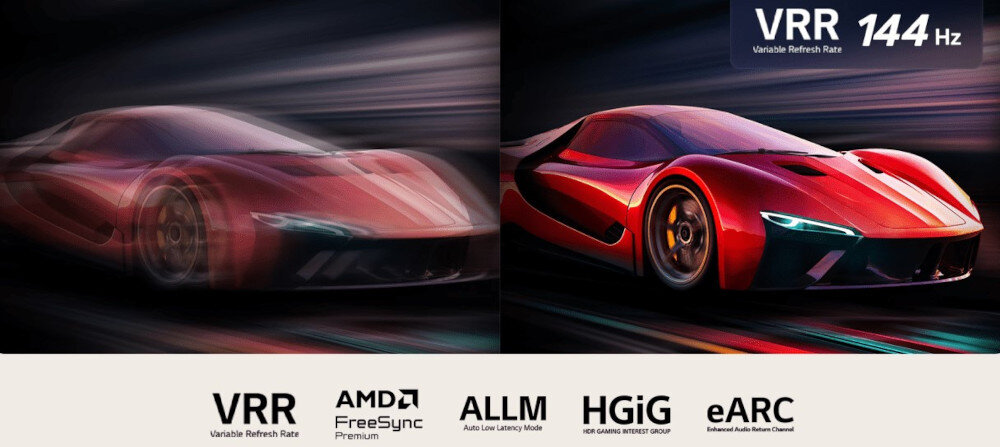 Obraz przedstawia dwa czerwone samochody sportowe w ruchu, z efektem rozmycia po lewej stronie i wyraźnym obrazem po prawej. Na dole widoczne są logotypy: VRR, AMD FreeSync Premium, ALLM, HGiG, eARC, a w prawym górnym rogu napis \'VRR 144 Hz Variable Refresh Rate\'.