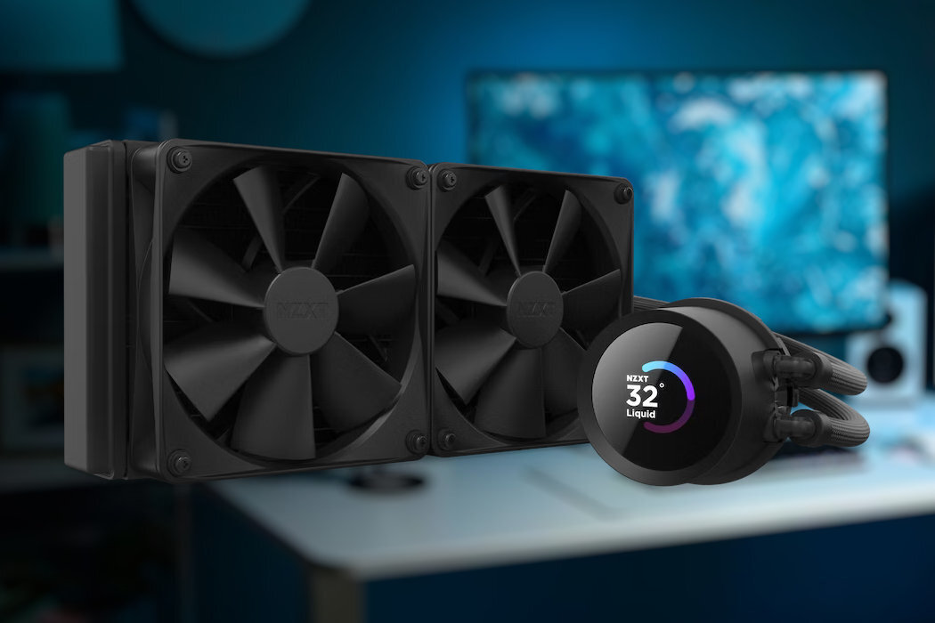 Na obrazie widoczne jest chłodzenie wodne z dwoma wentylatorami oraz okrągłym wyświetlaczem pokazującym temperaturę 32° i napis \'NZXT Liquid\'. W tle znajduje się rozmyty obraz biurka z monitorem.