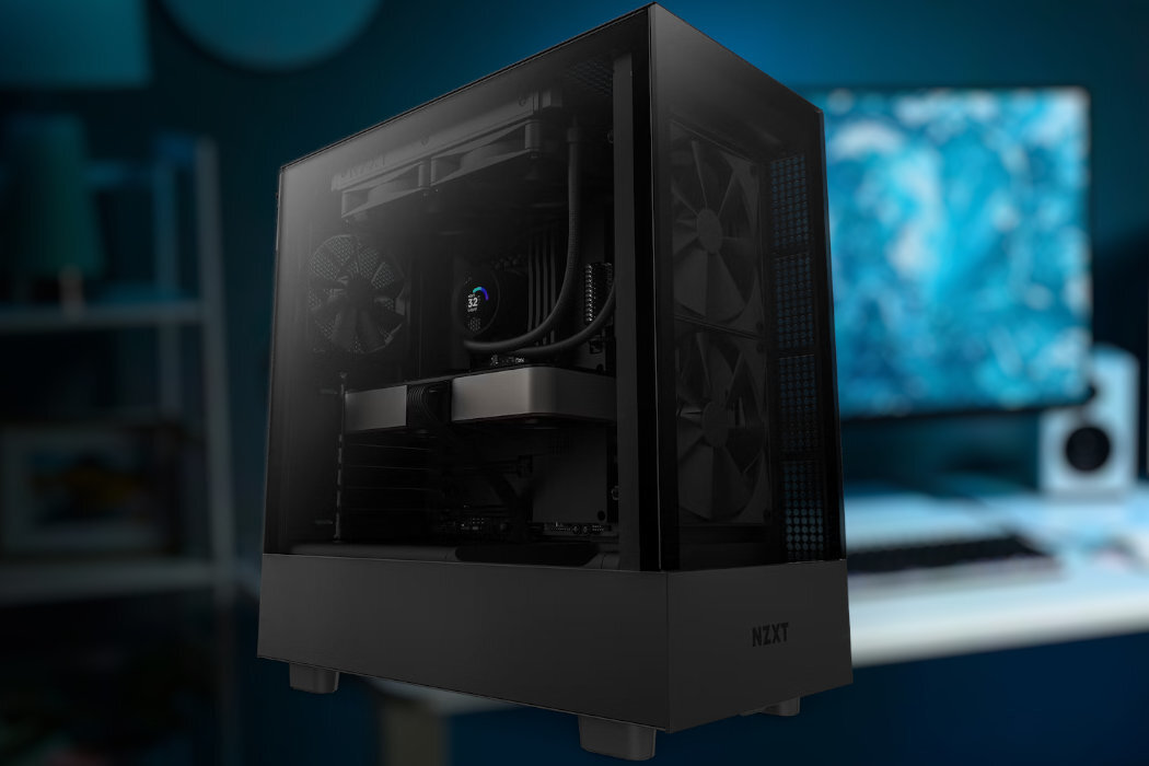 Obraz przedstawia komputer stacjonarny z przezroczystą obudową, w której widać elementy chłodzenia wodnego. Na obudowie widoczne jest logo \'NZXT\'.