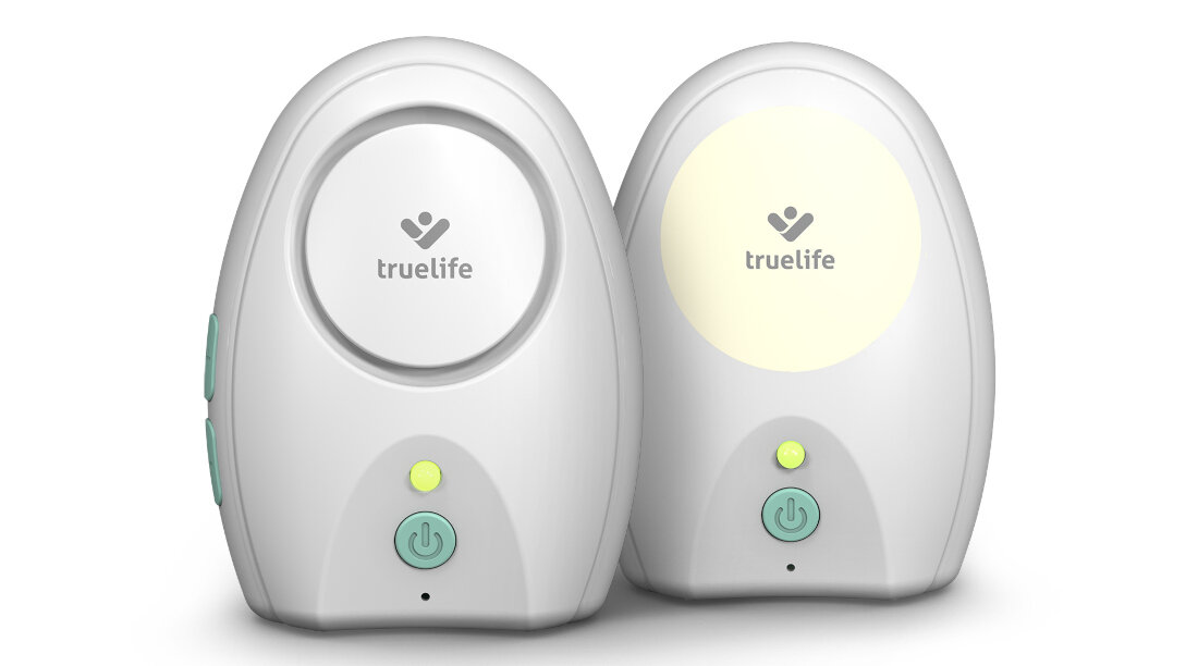 Na obrazie znajdują się dwa białe urządzenia elektroniczne z logo \'truelife\' i przyciskiem zasilania. Jedno z urządzeń ma podświetlony panel.