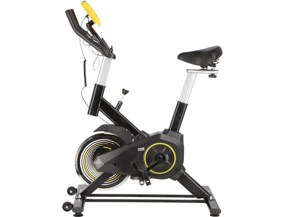 Rower spinningowy w kolorze żółtym i czarnym z widocznym logo \'ONE FITNESS\' na obudowie. Posiada regulowane siodełko i kierownicę oraz koło zamachowe z żółtymi akcentami.