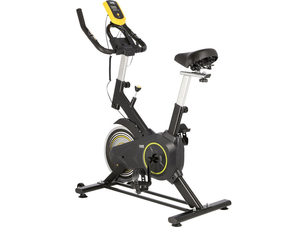 Rower spinningowy w kolorze czarnym z żółtymi akcentami, wyposażony w wyświetlacz i regulowane siodełko. Na obudowie widoczne jest logo \'ONE FITNESS\'.