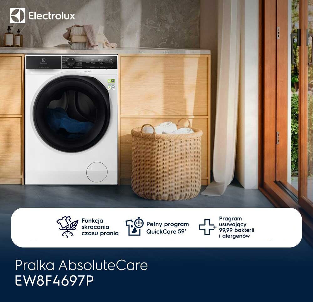 Na obrazie widoczna jest pralka Electrolux w zabudowie drewnianej, obok której stoi kosz z praniem. Na dole znajduje się napis: \'Pralka AbsoluteCare EW8F4697P\'.