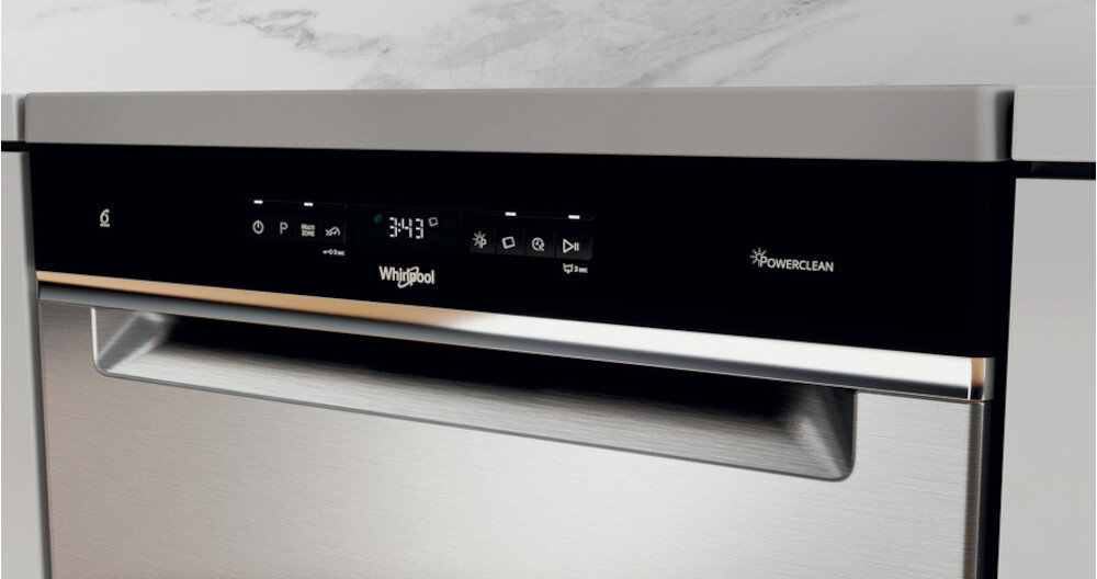 Zbliżenie na panel sterowania zmywarki z wyświetlaczem pokazującym \'3:43\'. Widoczne logo \'Whirlpool\' oraz napis \'PowerClean\'.