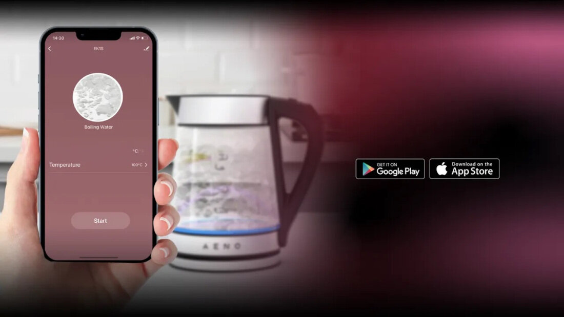Na obrazie widać czajnik elektryczny z przezroczystym korpusem i logo AENO, obok którego znajduje się smartfon z aplikacją pokazującą temperaturę wody. Po prawej stronie widoczne są ikony sklepów Google Play i App Store.
