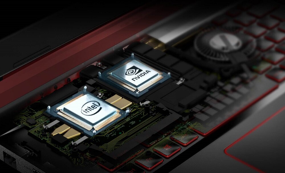 Obraz przedstawia wnętrze laptopa z widocznymi dwoma układami scalonymi z logo \'intel\' i \'nvidia\'. W tle widać fragment klawiatury z czerwonymi akcentami.