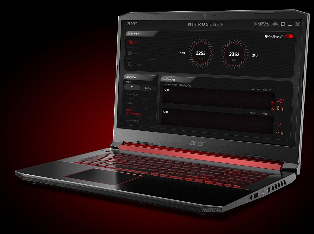 Laptop z otwartym ekranem wyświetlającym aplikację NitroSense z informacjami o prędkości wentylatorów CPU i GPU. Klawiatura podświetlana na czerwono, na obudowie widoczne logo \'acer\'.