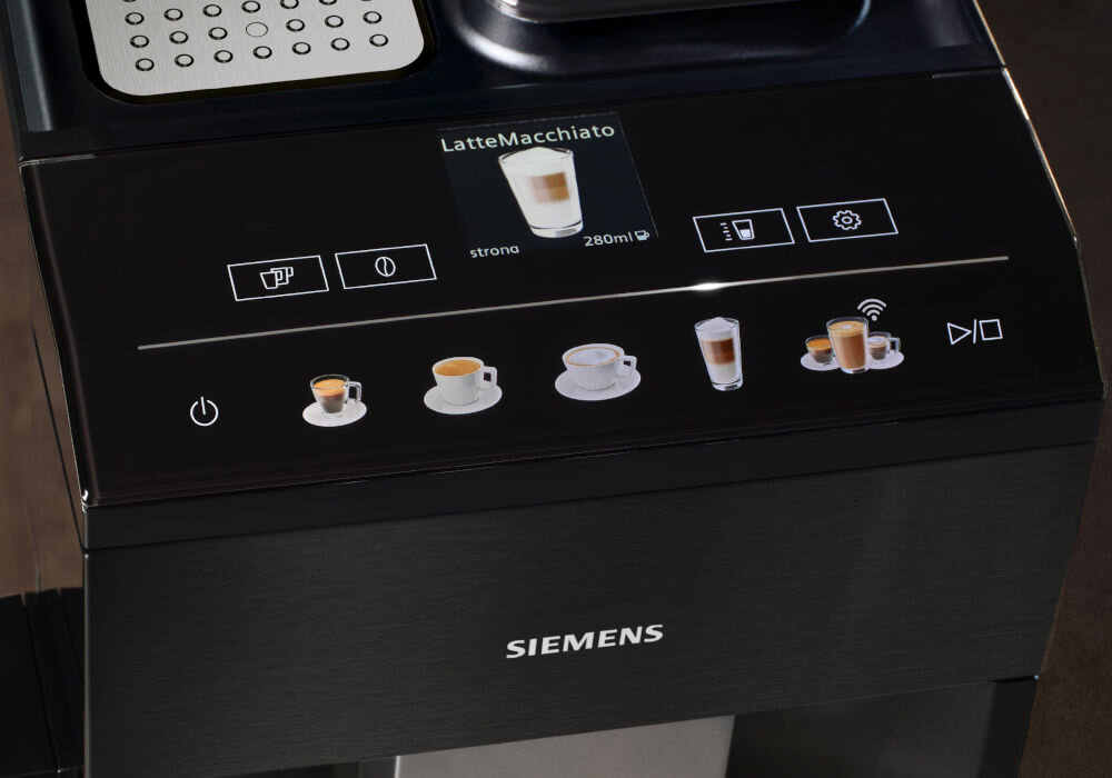 Panel sterowania ekspresu do kawy z wyświetlaczem pokazującym \'LatteMacchiato\', \'strong\', \'280ml\'. Widoczne są ikony różnych rodzajów kaw oraz logo \'SIEMENS\'.