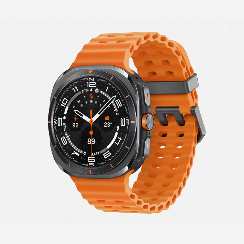 Smartwatch z pomarańczowym paskiem i okrągłą tarczą, na której widoczne są wskazówki oraz cyfry. Na tarczy znajdują się również ikony pogody i liczby, takie jak 92 i 23°.