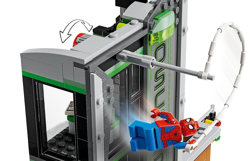 Zestaw LEGO przedstawiający budynek z napisem \'OSCORP\' oraz figurkę Spider-Mana w dynamicznej pozycji. Widoczny jest mechanizm z ruchomą strzałką i elementy konstrukcyjne w kolorach szarym, zielonym i czarnym.