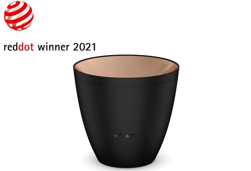 Czarny aromatyzer o gładkiej powierzchni z trzema ikonami na froncie. Obok widoczny jest napis \'reddot winner 2021\'.