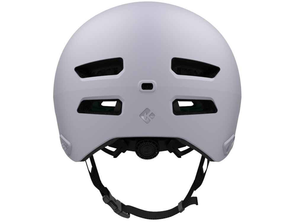 Fioletowy matowy kask rowerowy z kilkoma otworami wentylacyjnymi i regulowanym paskiem pod brodą. Na kasku widoczne jest logo w kształcie litery \'K\'.