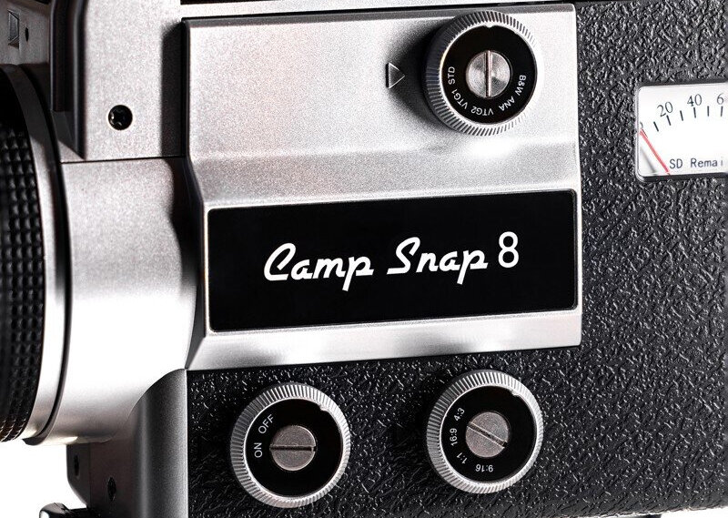 Kamera cyfrowa CAMP SNAP 8 na białym tle.