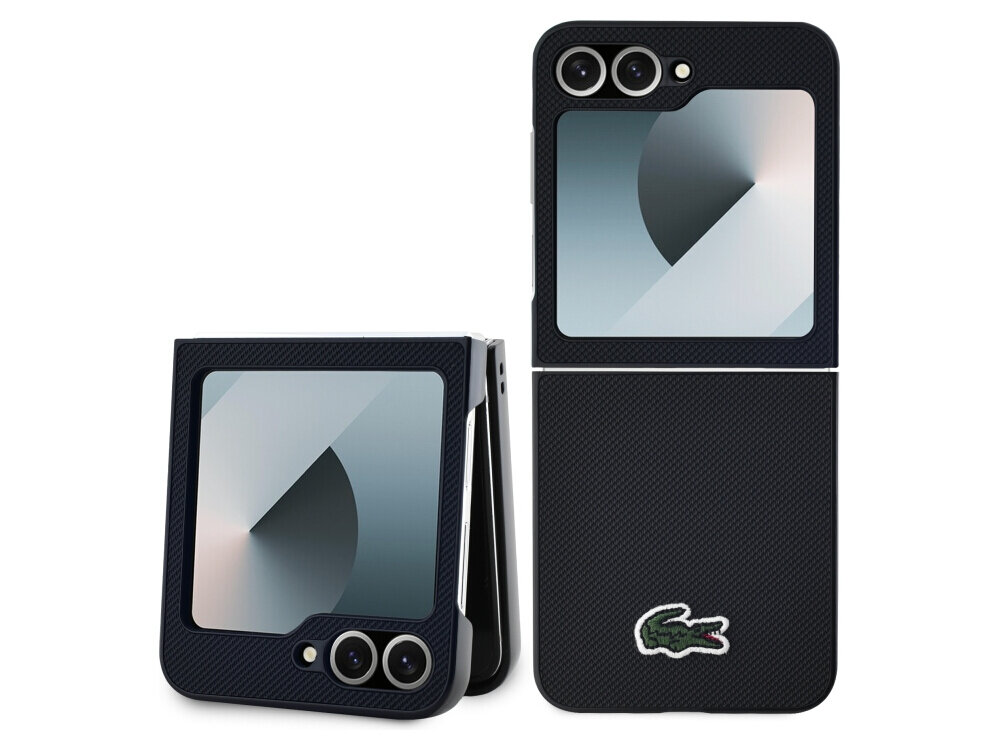 Czarne etui na telefon z widocznym logo krokodyla, przeznaczone do składanych modeli Samsung Galaxy Z Flip. Etui posiada wycięcia na aparat i ekran zewnętrzny.