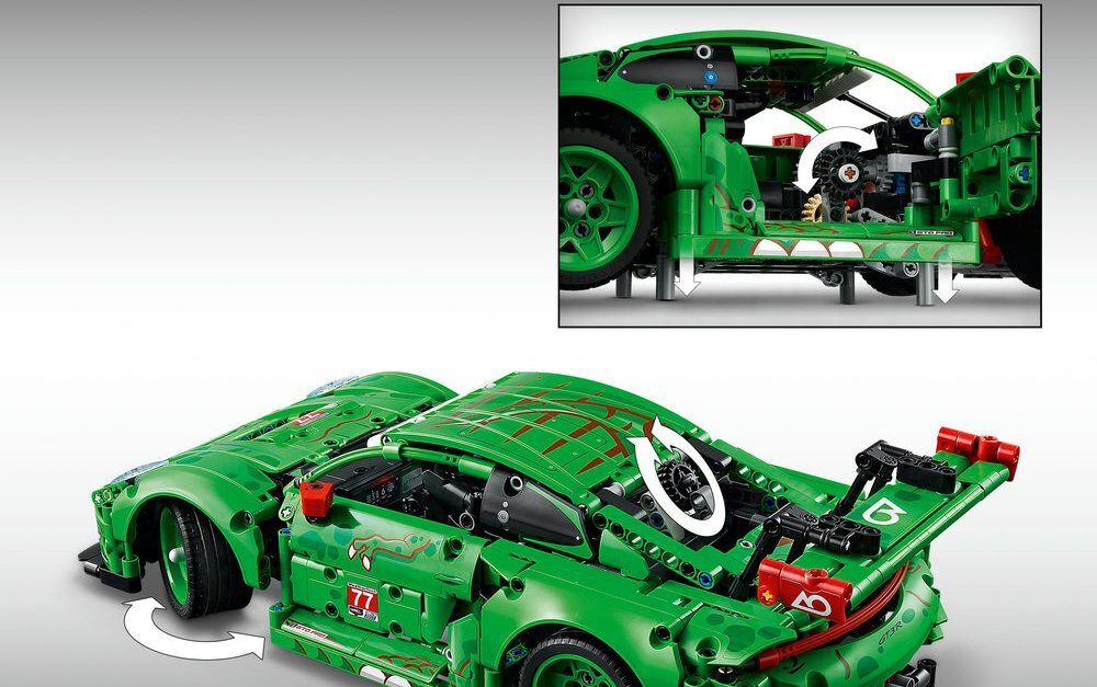 Zielony model samochodu z klocków LEGO z widocznymi szczegółami konstrukcji, takimi jak koła i elementy mechaniczne. Na samochodzie widoczny jest numer \'77\' oraz logo \'AO\'.